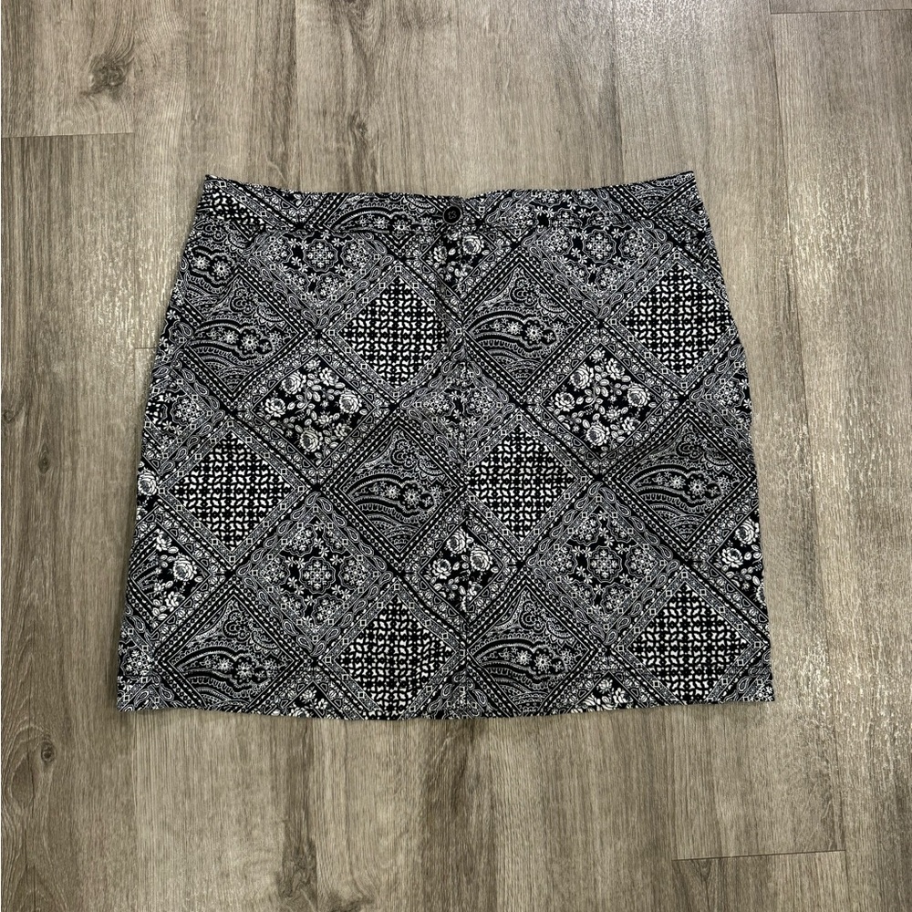 Karen Scott Skirt Women Size 12 Black White Paisley Floral Cotton Skort
